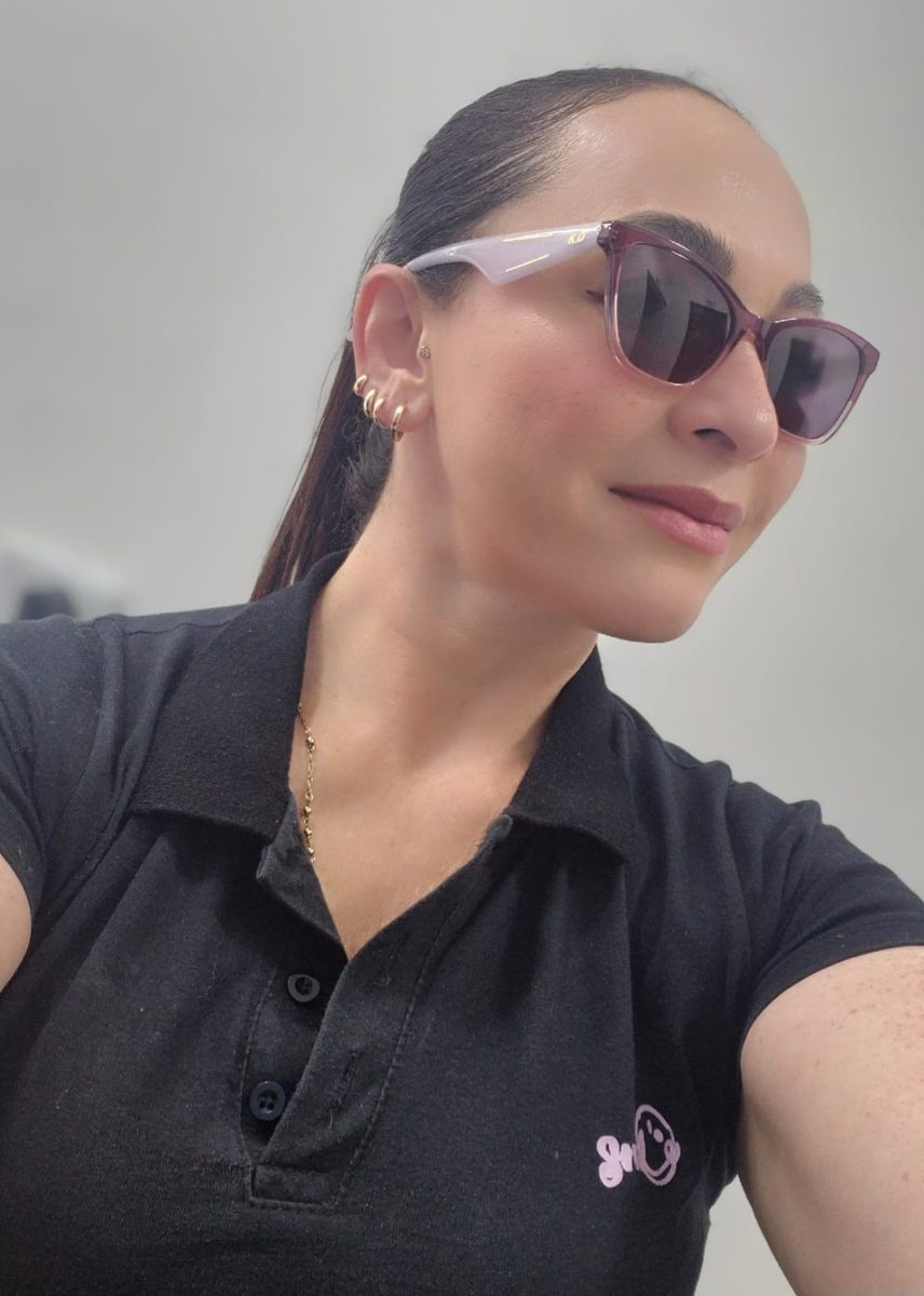 Asesora de Ópticas Apolo Visión con gafas de sol de la colección