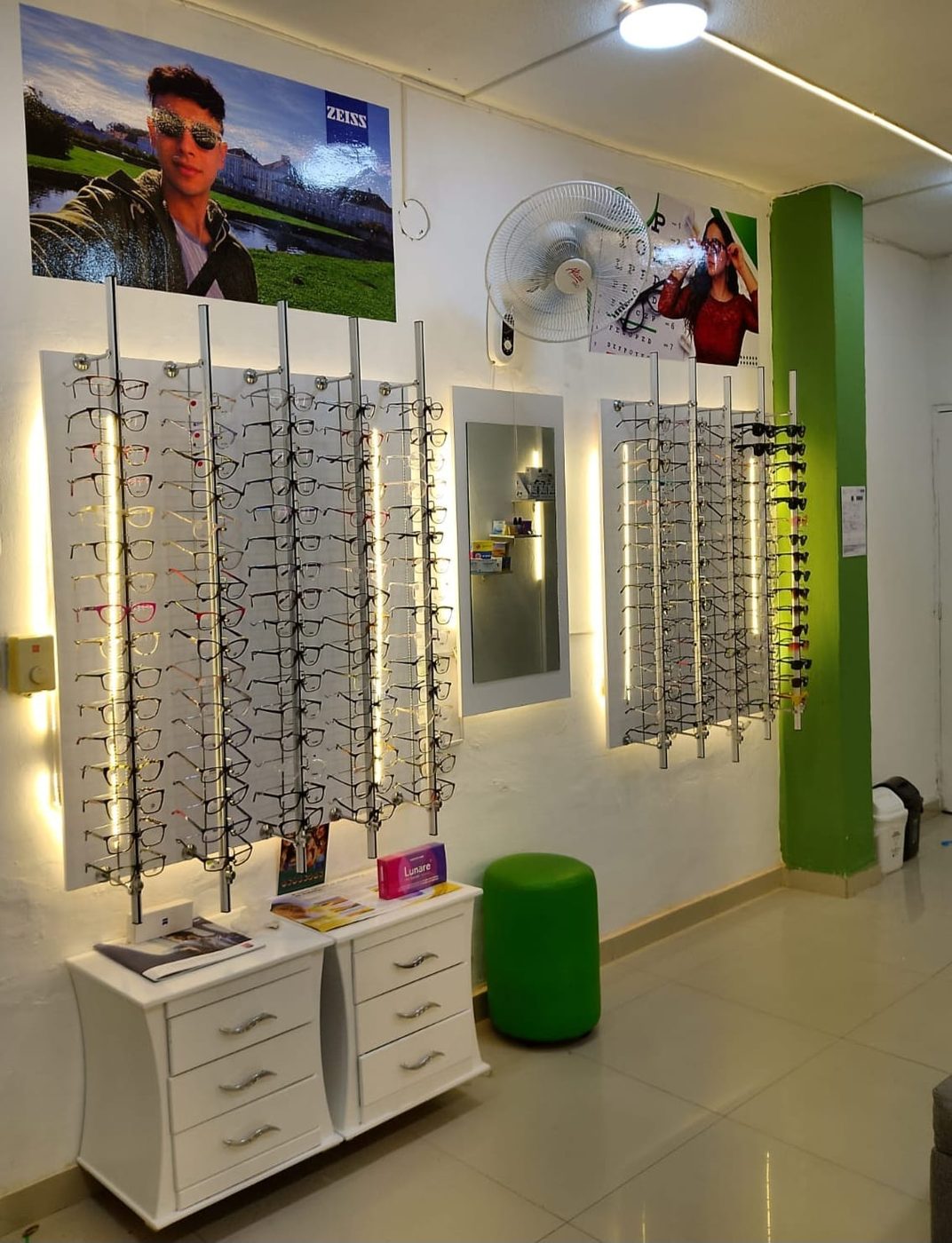Exhibidores con monturas oftálmicas y gafas de sol en la sede de Girardot de Ópticas Apolo Visión