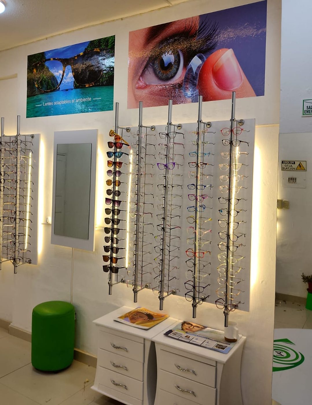Exhibidores con monturas y gafas de sol en la sede de Girardot