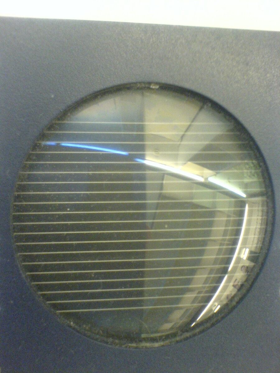 Lente con antirreflejo solo en la mitad izquierda: esa mitad refleja mucho menos que la derecha