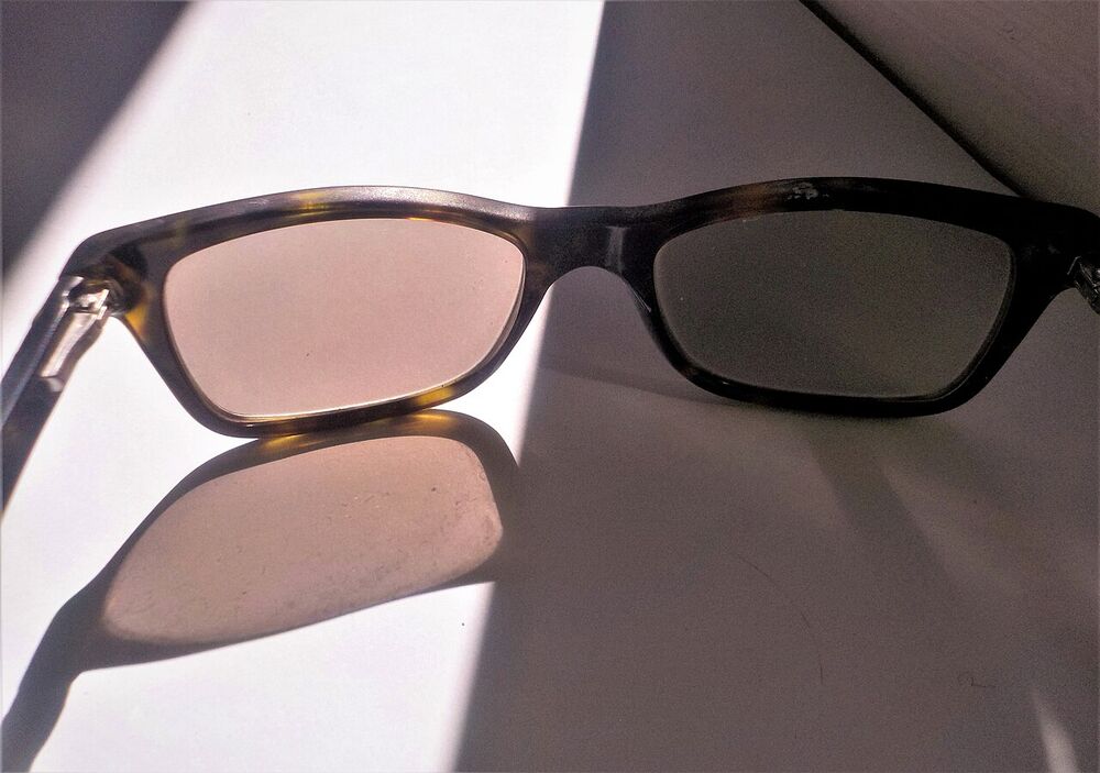 Gafas con lentes fotosensibles: el lente en sombra permanece claro y el expuesto al sol se oscurece
