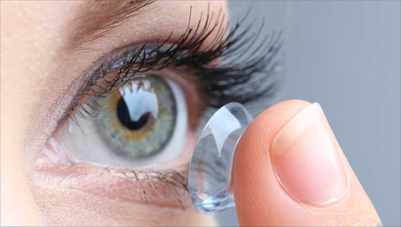 Lente de contacto blando sobre la yema del dedo, listo para colocarse en el ojo